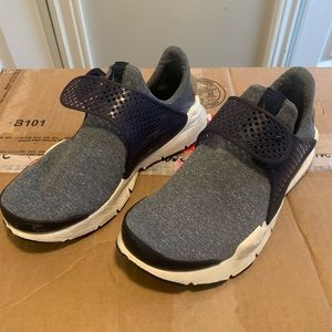 Women’s Nike sock dart shoe